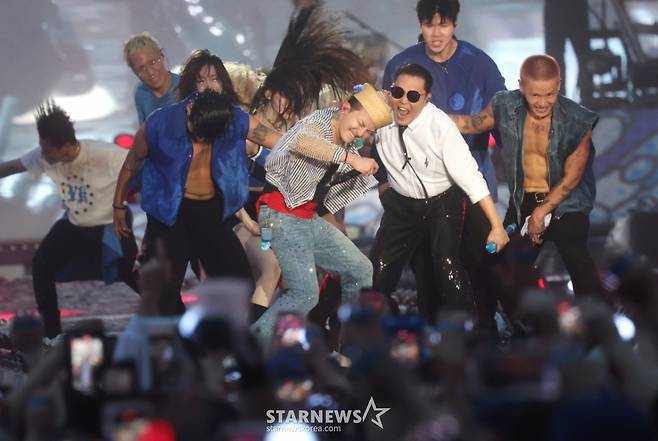 (인천=뉴스1) 권현진 기자 = 빅뱅 지드래곤과 싸이가 6월 28일 오후 인천 서구 인천아시아드 주경기장에서 열린 '싸이 흠뻑쇼 SUMMER SWAG 2025 - 인천'에서 환상의 무대를 선보이고 있다. 2025.6.28/뉴스1  Copyright (C) 뉴스1. All rights reserved. 무단 전재 및 재배포,  AI학습 이용 금지. /사진=(인천=뉴스1) 권현진 기자