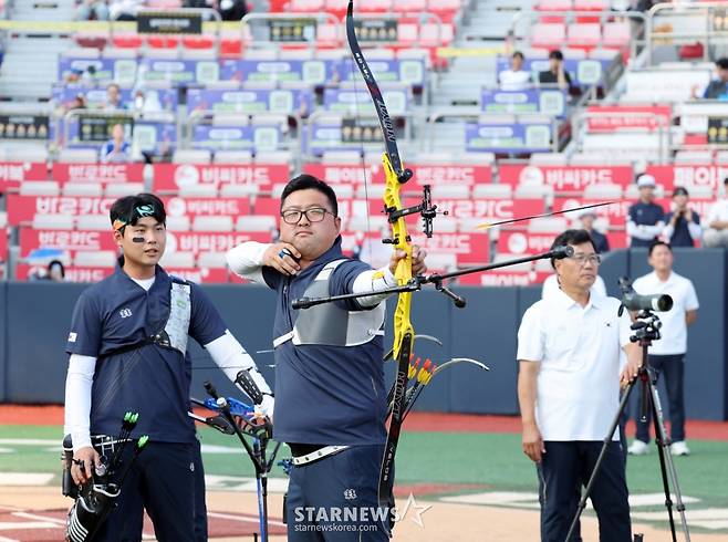 [포토]시위떠나는 활 '양궁국가대표 KT위즈파크에서 소음적응훈련' 김우진