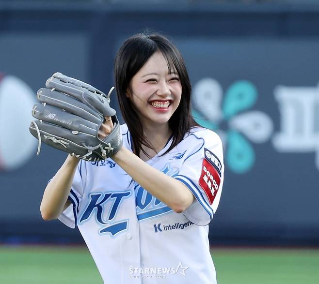 [한번에쓱]저 제대로 던졌죠? 'KT-삼성전 시구' 가수 지원이