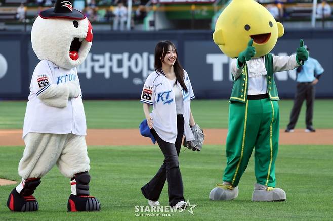 [한번에쓱]저 제대로 던졌죠? 'KT-삼성전 시구' 가수 지원이