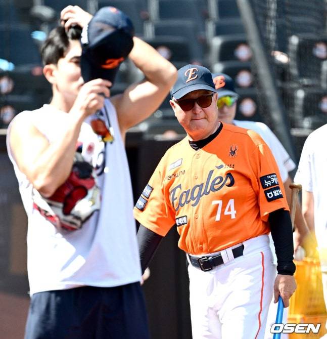 26일 경기를 앞두고 훈련을 지켜보는 김경문 감독.