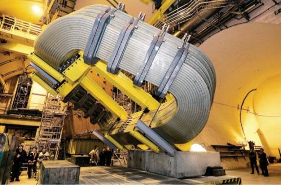 유럽입자물리연구소(CERN)의&nbsp; LHCb&nbsp;검출기에 사용되는&nbsp;곡선형 대형 자석. 전하를&nbsp;띤 입자의 궤적을 휘게&nbsp;만들어 물질-반물질 간&nbsp;대칭성 붕괴(CP 위반)&nbsp;같은 현상을 정밀하게&nbsp;분석하는 데 쓰인다. CERN 제공