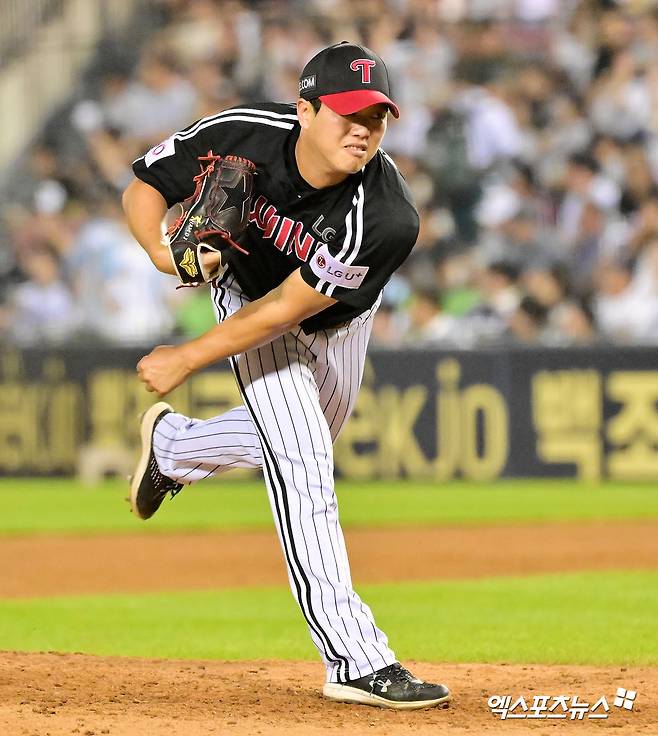 25일 오후 서울 송파구 잠실야구장에서 열린 '2025 신한 SOL Bank KBO리그' LG 트윈스와 두산 베어스의 경기, 5회말 LG 함덕주가 공을 힘차게 던지고 있다. 엑스포츠뉴스 잠실, 김한준 기자