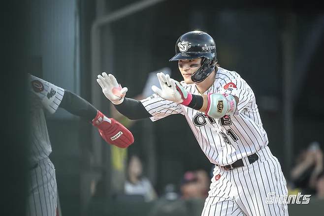 롯데 자이언츠 외야수 윤동희가 지난 25일 부산 사직야구장에서 열린 2025 신한 SOL Bank KBO리그 KIA 타이거즈와의 팀 간 10차전에서 3타수 2안타 1홈런을 기록, 팀 3연승을 이끌었다. 사진 롯데 자이언츠