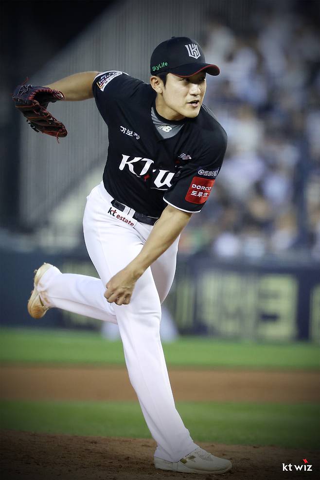 KT 위즈 임준형이 올해 정규시즌 경기에 등판해 역투하고 있다. KT 위즈