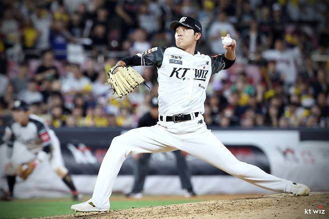 KT 위즈 전용주가 올해 정규시즌 경기에 등판해 역투하고 있다. KT 위즈
