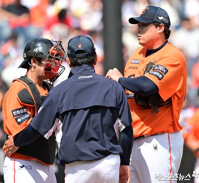 한화 이글스 투수 류현진이 26일 대전 한화생명 볼파크에서 열린 2025 신한 SOL Bank KBO리그 SSG 랜더스와의 홈경기에서 1이닝 4피안타 2볼넷 5실점 난조를 보이고 조기강판됐다. 2006년 KBO리그 데뷔 이후 선발 등판한 경기 중 개인 최소 이닝 기록이다. 엑스포츠뉴스DB