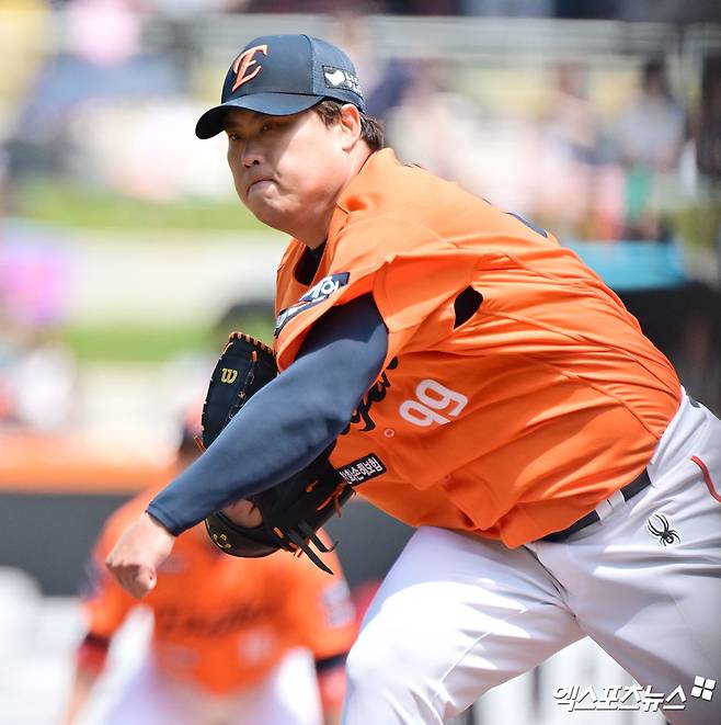 한화 이글스 투수 류현진이 26일 대전 한화생명 볼파크에서 열린 2025 신한 SOL Bank KBO리그 SSG 랜더스와의 홈경기에서 1이닝 4피안타 2볼넷 5실점 난조를 보이고 조기강판됐다. 2006년 KBO리그 데뷔 이후 선발 등판한 경기 중 개인 최소 이닝 기록이다. 엑스포츠뉴스DB