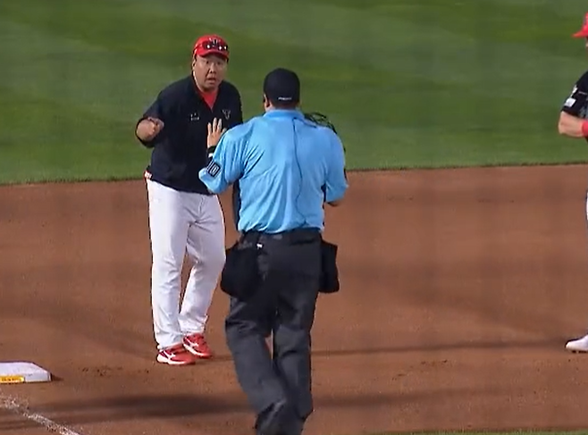 이범호(왼쪽) KIA 타이거즈 감독이 26일 부산 사직야구장에서 열린 2025 신한 SOL Bank KBO리그 롯데 자이언츠와의 팀 간 11차전에서 6회말 수비 중 주루 방해 판정에 항의하다 퇴장 조치됐다. SBS스포츠 중계화면 캡처