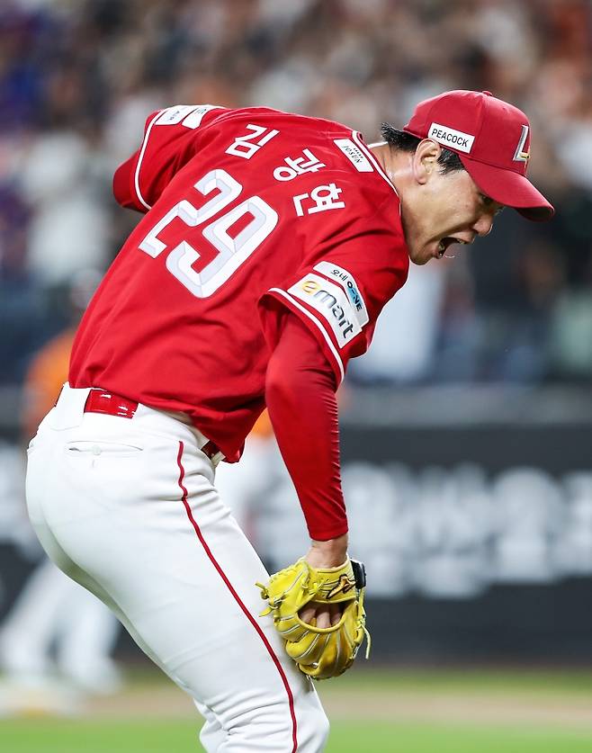 SSG 랜더스는 26일 대전 한화생명 볼파크에서 열린 2025 신한 SOL Bank KBO리그 한화 이글스와의 원정경기에서 9-2로 승리했다. 이날 승리로 SSG가 시즌 전적 45승46패3무를 만들었고, 한화는 57승435패3무를 마크했다. SSG 랜더스