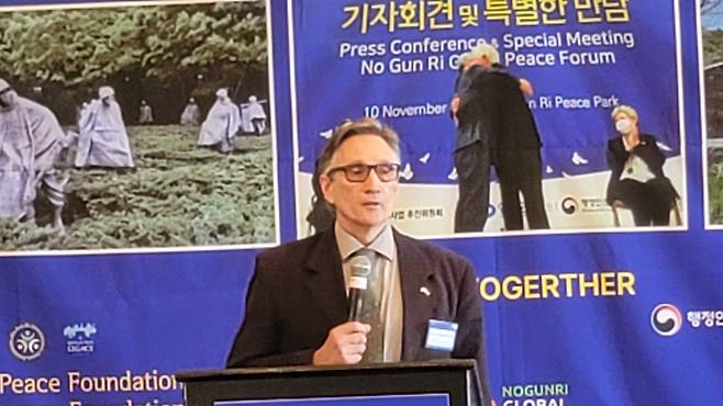 연설하는 트루먼 전 미국 대통령 손자 (워싱턴=연합뉴스) 조준형 특파원 = 6·25전쟁 참전을 결정한 해리 트루먼 전 미국 대통령의 손자인 클리프튼 트루먼 대니얼이 25일(현지시간) 노근리국제평화재단이 워싱턴DC 인근 호텔에서 개최한 글로벌평화포럼에서 기조연설을 하고 있다. jhcho@yna.co.kr 2025.7.26