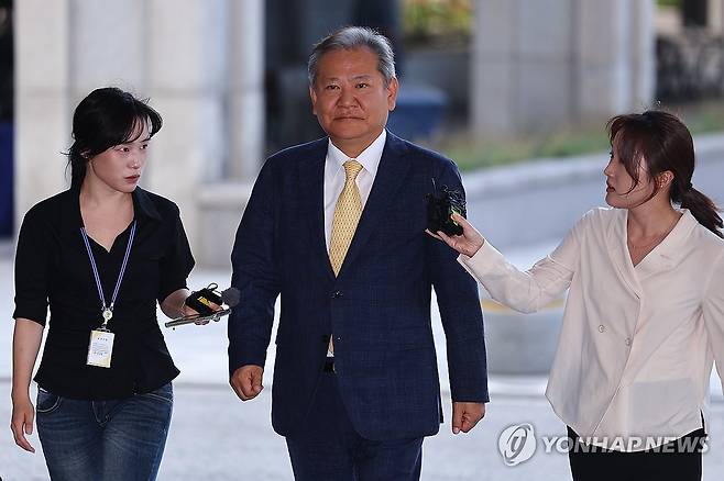 이상민 전 행안부 장관, 내란특검 출석 (서울=연합뉴스) 서대연 기자 = 이상민 전 행정안전부 장관이 25일 내란특검 조사를 받기 위해 특검팀 사무실이 마련된 서울 서초구 서울고등검찰청으로 향하고 있다. 2025.7.25 dwise@yna.co.kr