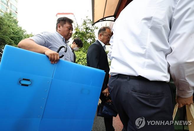 내란특검, 이상민 전 장관 주거지 압수수색 (서울=연합뉴스) 이진욱 기자 =  '12·3 비상계엄' 관련 내란·외환 사건을 수사하는 조은석 특별검사팀이 17일 이상민 전 행정안전부 장관의 주거지인 서울 강남구 자택을 압수수색을 하기 위해 박스를 들고 들어서고 있다. 2025.7.17 cityboy@yna.co.kr