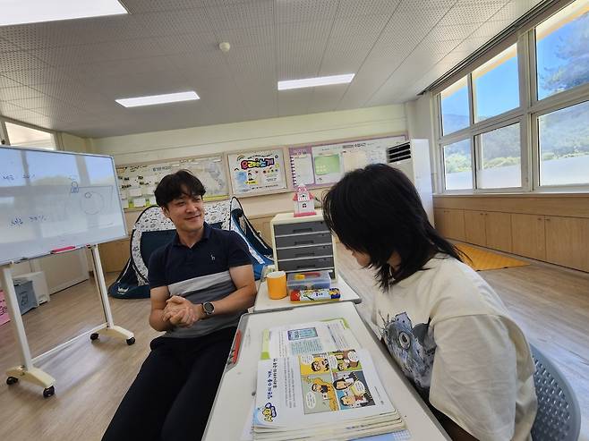 마지막 수업을 끝내고 (안동=연합뉴스) 김선형 기자 = 25일 경북 안동시 예안면 월곡초등학교 삼계분교장에서 김이지(12)양과 전재준(42) 선생님이 수업 후 인터뷰를 하고 있다. 2025.7.25