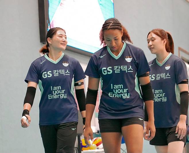 GS칼텍스에 아시아쿼터로 합류한 레이나 도코쿠(중앙) [GS칼텍스 배구단 제공. 재판매 및 DB 금지]