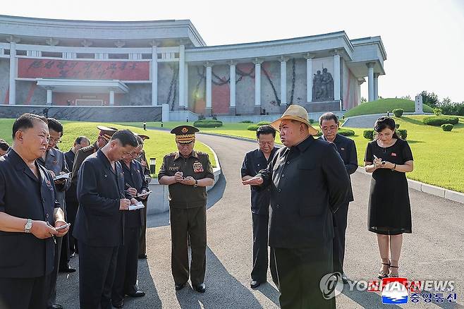 북한 김정은, 신천박물관 시찰 (평양 조선중앙통신=연합뉴스) 김정은 북한 국무위원장이 지난 24일 신천계급교양관을 시찰했다고 조선중앙통신이 26일 보도했다. 이날 당 중앙위원회 정치국 상무위원회 위원들을 비롯한 당과 정부, 무력기관의 간부들과 도당책임비서들이 함께 참관했다. 2025.7.26 
    [국내에서만 사용가능. 재배포 금지. For Use Only in the Republic of Korea. No Redistribution] nkphoto@yna.co.kr