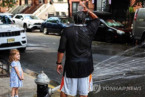 소화전 물로 더위를 식히고 있는 미국 뉴욕시 시민  [AFP=연합뉴스 자료사진. 재판매 및 DB금지]