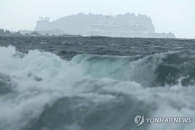 지난해 8월 태풍 종다리 북상 당시 거세진 파도 [연합뉴스 자료사진]