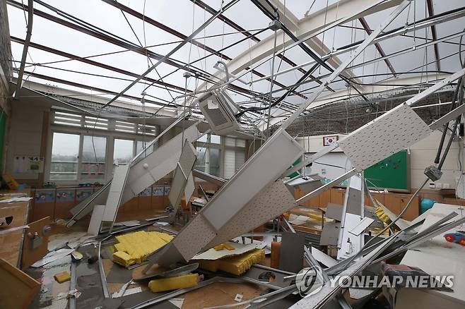 2019년 태풍 미탁 당시 천장 무너져내린 제주 초등학교 교실 [연합뉴스 자료사진]