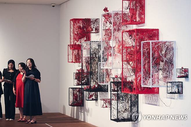 전시 작품 소개하는 시오타 지하루 작가 (서울=연합뉴스) 류효림 기자 = 시오타 지하루 작가(가운데)가 25일 서울 종로구 평창동 가나아트센터에서 열린 시오타 지하루 개인전 '리턴 투 어스'(RETURN TO EARTH) 기자간담회에서 작품을 소개하고 있다. 2025.7.25 ryousanta@yna.co.kr