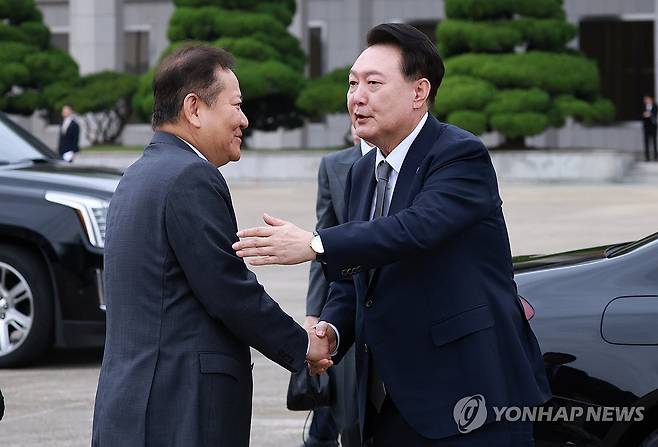 대화하는 윤석열 대통령과 이상민 행안부 장관 (성남=연합뉴스) 홍해인 기자 = 윤석열 대통령이 6일 성남 서울공항에서 필리핀, 싱가포르 국빈 방문 및 라오스 아세안 정상회의를 위해 출국하기 전 환송 나온 이상민 행정안전부 장관과 대화하고 있다. 2024.10.6 hihong@yna.co.kr