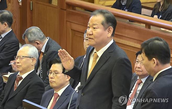 이상민 전 장관, 윤 대통령 탄핵심판 7차 변론 증인 선서 (서울=연합뉴스) 이상민 전 행정안전부 장관이 11일 서울 종로구 헌법재판소에서 열린 윤석열 대통령 탄핵심판 7차 변론에서 증인 선서를 하고 있다. 2025.2.11  [헌법재판소 제공. 재판매 및 DB 금지] photo@yna.co.kr