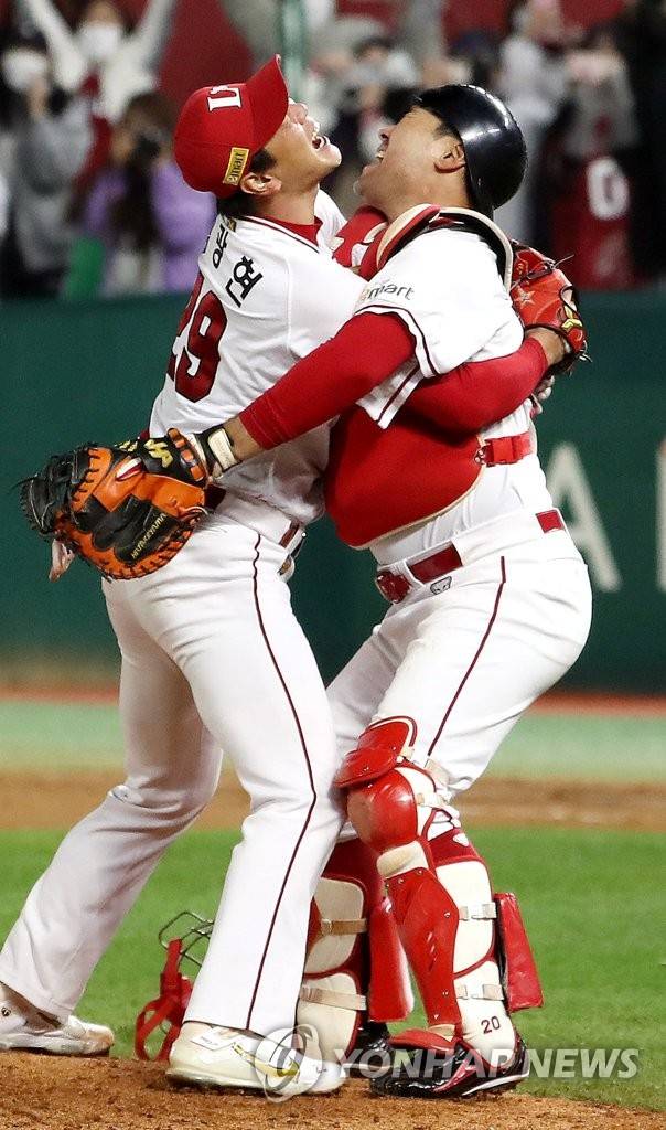 얼싸안은 김광현·이재원 (인천=연합뉴스) 윤태현 기자 = 8일 인천 SSG 랜더스필드에서 열린 2022 프로야구 KBO리그 한국시리즈 6차전 경기. SSG가 한국시리즈 우승을 확정 짓자 김광현과 이재원이 얼싸안으며 기뻐하고 있다. 2022.11.8 tomatoyoon@yna.co.kr