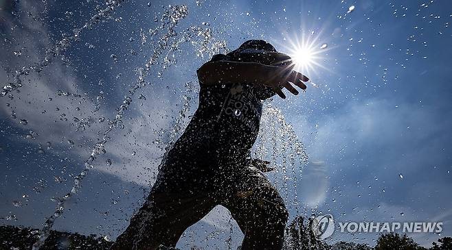 덥거나 즐기거나 [연합뉴스 자료사진. 재판매 및 DB금지]
