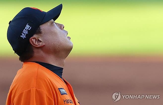 류현진 '악몽' (대전=연합뉴스) 김도훈 기자 = 26일 대전 한화생명 볼파크에서 프로야구 2025 신한 SOL 뱅크 KBO리그 SSG 랜더스와 한화 이글스 경기. 1회초 한화 류현진이 대량실점 한 뒤 허탈해하고 있다.
    이날 경기는 2006년 데뷔한 류현진과 2007년 데뷔한 SSG 김광현의 첫 선발 맞대결로 관심을 모았으나 류현진은 1회초 5실점하며 마운드에서 물러났다. 2025.7.26 superdoo82@yna.co.kr