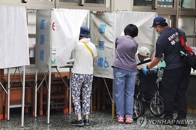 대만 야당 의원 24명 소환 투표에 참가한 유권자들 [AFP 연합뉴스 자료사진. 재판매 및 DB 금지]