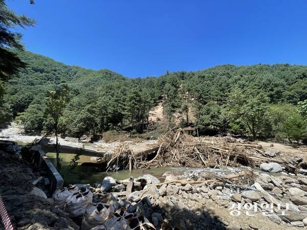 27일 가평군 용추계곡 탐방로 연결교가 파손된 채 방치돼 있다. 2025.7.27 가평/김민수기자 kms@kyeongin.com