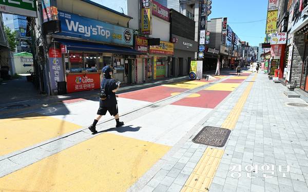 불볕더위가 이어진 27일 오전 수원시 팔달구 수원역로데오거리가 한산한 모습을 보이고 있다. 2025.7.27 /최은성기자 ces7198@kyeongin.com