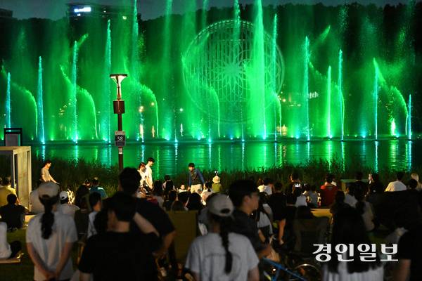 연일 폭염과 열대야가 이어지는 가운데 지난 26일 저녁 화성시 동탄호수공원에서 시민들이 멀티미디어 분수 쇼인 ‘루나쇼’를 보며 더위를 식히고 있다. 2025.7.26 /최은성기자 ces7198@kyeongin.com