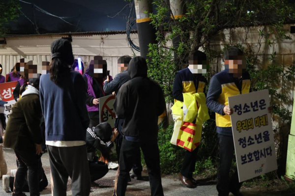 지난해 4월19일 별이씨와 여름(이상 활동명)씨가 파주시 공무원 앞에 무릎을 꿇고 면담을 요청하던 당시 모습. /지선(활동명) 제공