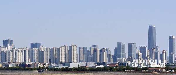 정부의 6·27 부동산 대책 발표 이후, 인천시내 집값이 비싼 지역을 중심으로 부동산 시장 거래량이 급격히 감소하고 있는 것으로 나타났다. 사진은 송도국제도시 아파트 단지들의 모습. 2025.7.27 /김용국기자 yong@kyeongin.com