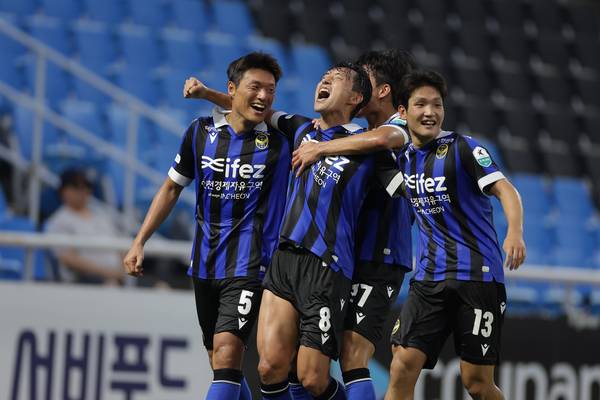 27일 인천축구전용경기장에서 열린 K리그2 22라운드 인천과 안산의 경기에서 전반 추가 시간에 추가골을 넣은 신진호(가운데)가 동료들과 기뻐하고 있다. /한국프로축구연맹 제공