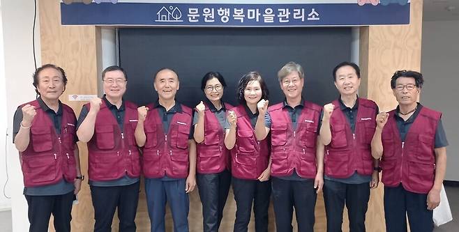▲ (왼쪽부터) 강용욱 지킴이, 김시억 사무원, 이재헌·이외현·이향배·김창유·승천배·서동석 지킴이