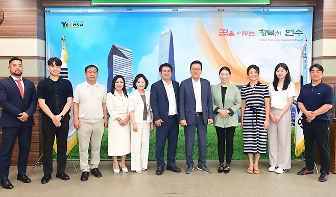 ▲ 최근 인천 연수구청에서 박종진 국민의힘 인천시당위원장과 이재호 구청장이 기념사진을 촬영하고 있다. /사진제공=국민의힘 인천시당