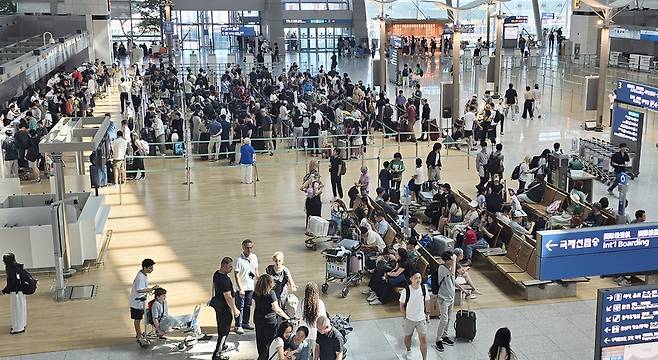 ▲ 평소 오후 3~4시 시간대에 한가하던 인천공항 제1여객터미널 출국장이 여름 휴가철이 시작되면서 출국수속을 대기하는 여객들이 늘어났다.