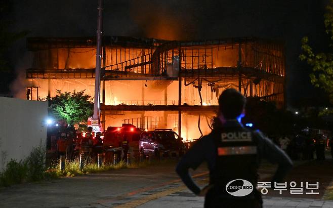 27일 오전 수원시 권선구 한 모델하우스에서 화재가 발생해 소방관계자들이 진화작업을 하고 있다. 김경민기자