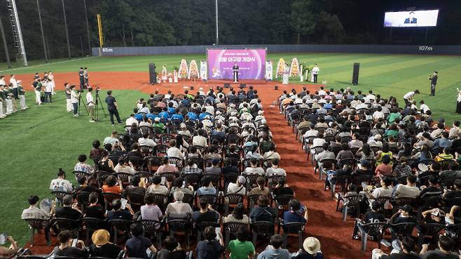 25일 열린 '의왕 야구장 개장식'에서 김성제 의왕시장이 인사말을 하고 있다. 사진=의왕시청