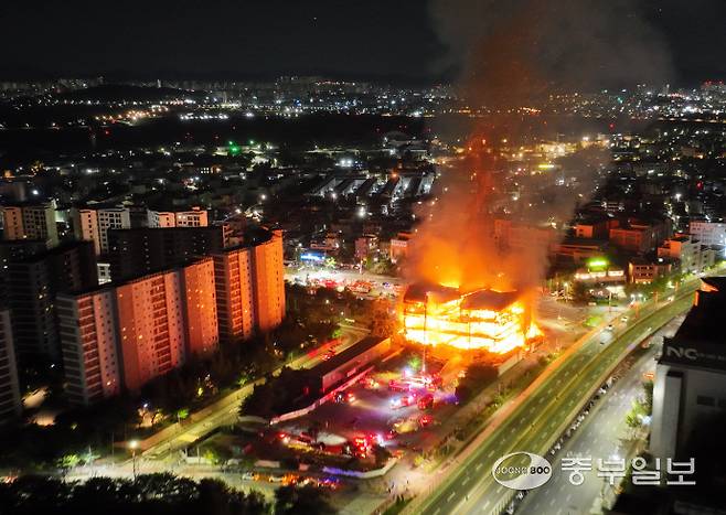 27일 오전 수원시 권선구 한 모델하우스에서 화재가 발생해 소방 관계자들이 진화작업을 하고 있다. 김경민기자