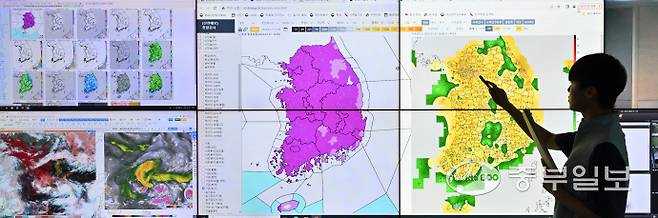폭염이 이어지고 있는 27일 오전 수원시 권선구 수도권기상청에서 예보관이 폭염 특보 상황과 기온 등을 보여주고 있다. 김경민기자