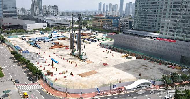 23일 인천시 연수구 송도동 타임빌라스 송도(구 롯데몰 송도) 개발부지 전경. 2007년 사업 승인을 받고도 잇단 계획 변경과 지연으로 공사가 수년째 지지부진한 가운데 롯데가 홍보했던 쇼핑몰 자리는 현재까지도 기초공사만 진행되고 있다.정선식기자