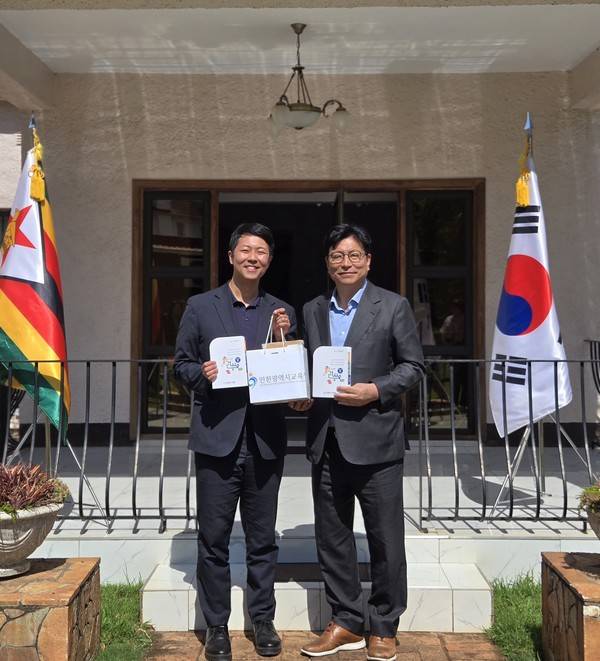 제15차 람사르 당사국 총회를 위해 짐바브웨를 방문 중인 도성훈 인천시교육감이&nbsp;짐바브웨 하라레의 '제로스 지리 센터 초등학교(Jairos Jiri Centre Primary School)'를 방문해&nbsp;'읽걷쓰' 교육활동으로 제작한 책과 교구를 기증했다. 2025.7.25 [사진 = 인천시교육청]