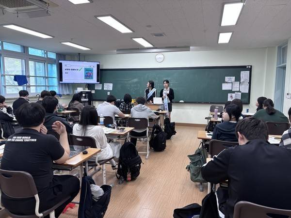 의정부 호원고에서 열린 교육과정 박람회에서 교육과정 리더 학생이 자신이 수강한 과목에 대해 설명하고 있다.