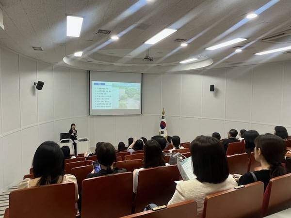 학부모 진로아카데미에서 학부모들이 교육과정과 관련한 설명을 듣고 있다.