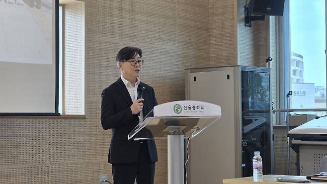 산울초·중학교에 대해 설명하고 있는 최병호 교장. /사진=이은지 기자