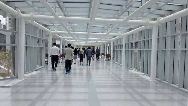 산울초등학교와 중학교를 연결하는 2층 이음다리. /사진=이은지 기자