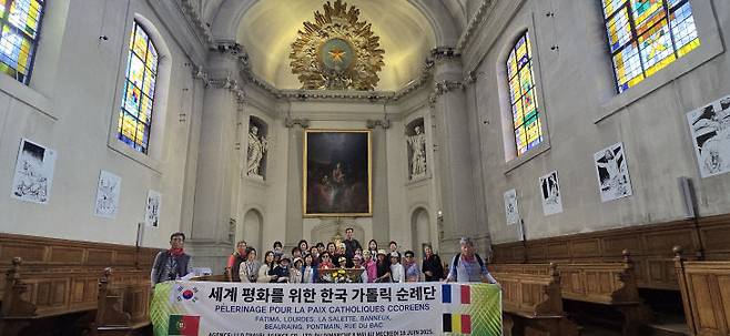 프랑스 파리 외방전교회에서 미사드리는 순례자들